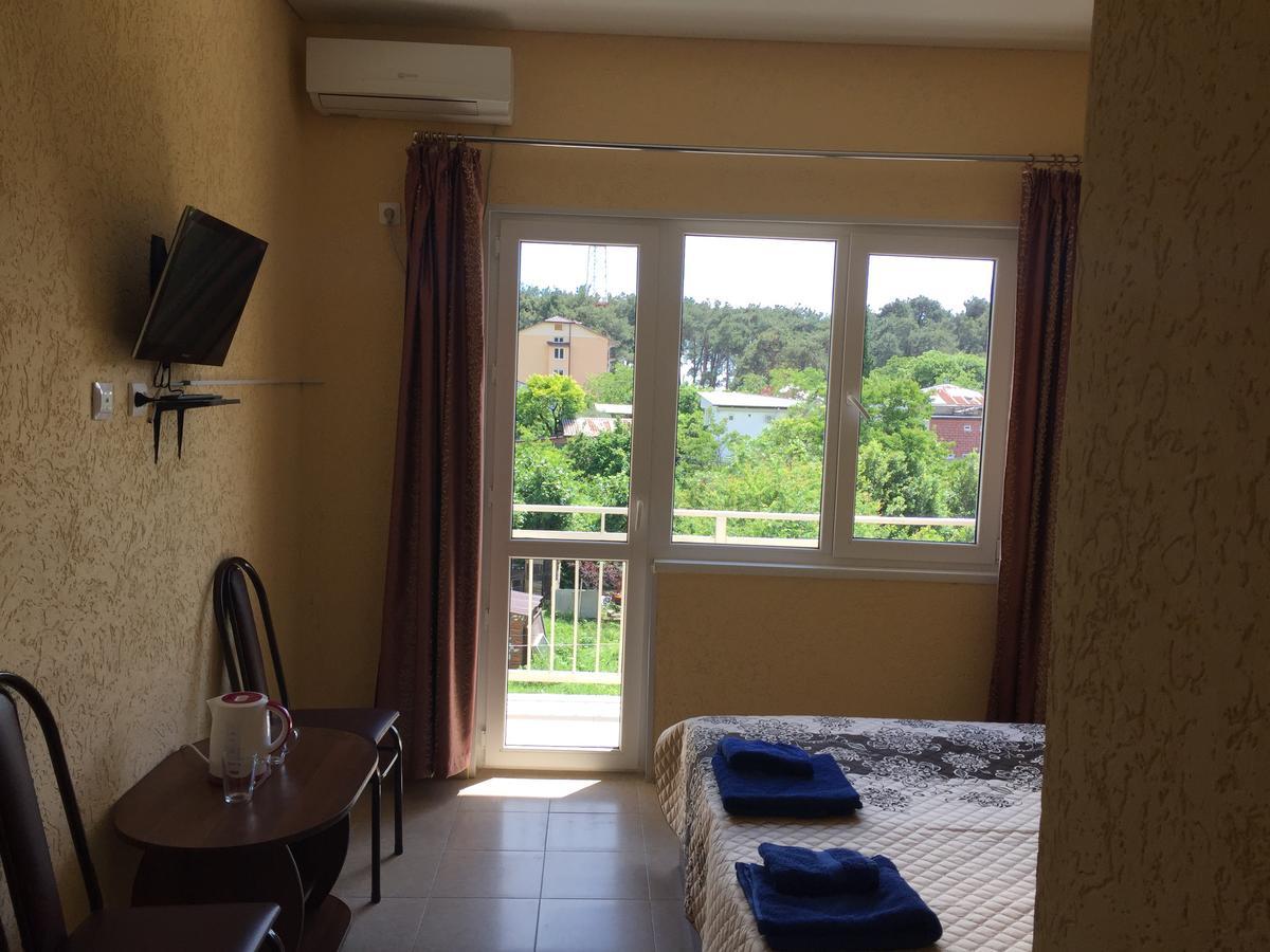 Dionisy Guest House Pizunda Exterior photo